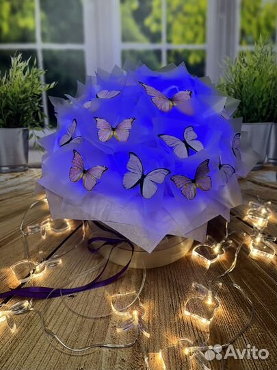 Букет из бабочек в круглой коробке