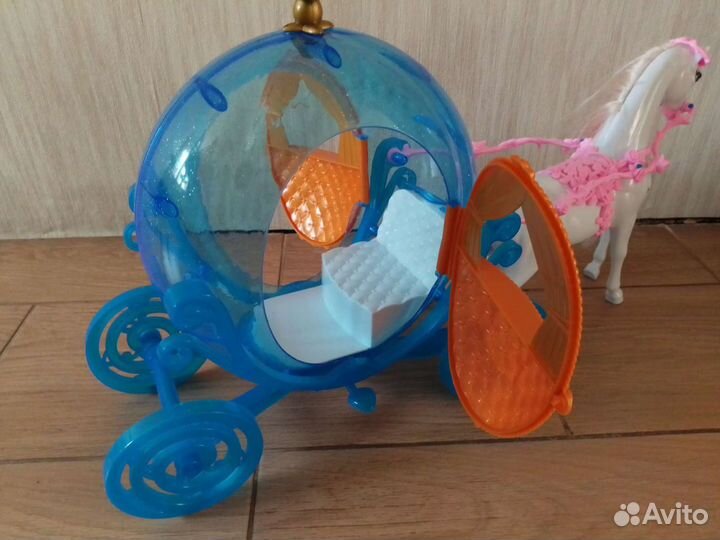 Лошадь с каретой