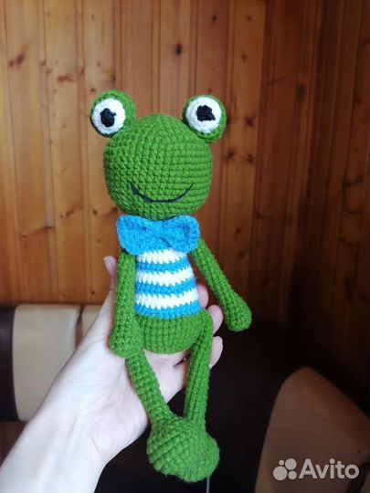 Вязанная лягушка игрушка)