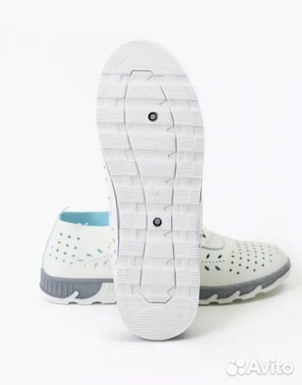 Кроссовки женские