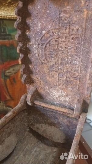 Старинный утюг. Клеймо