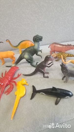 Фигурки животных и динозавров за шт