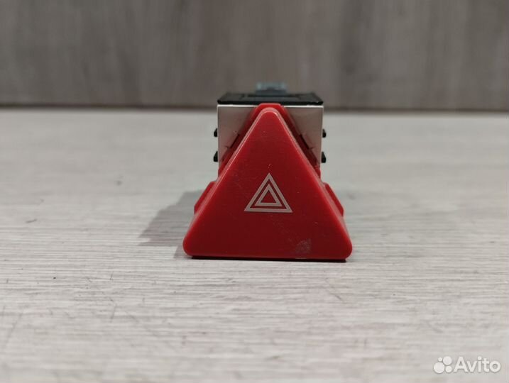 Кнопка аварийки Volkswagen Touran