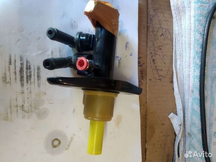 Главный тормозной цилиндр на Мерседес мб 100д