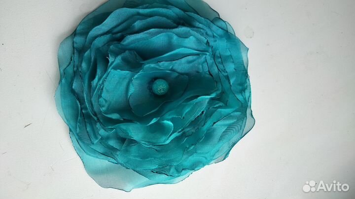 Цветы из шелка ручной работы:броши,заколки