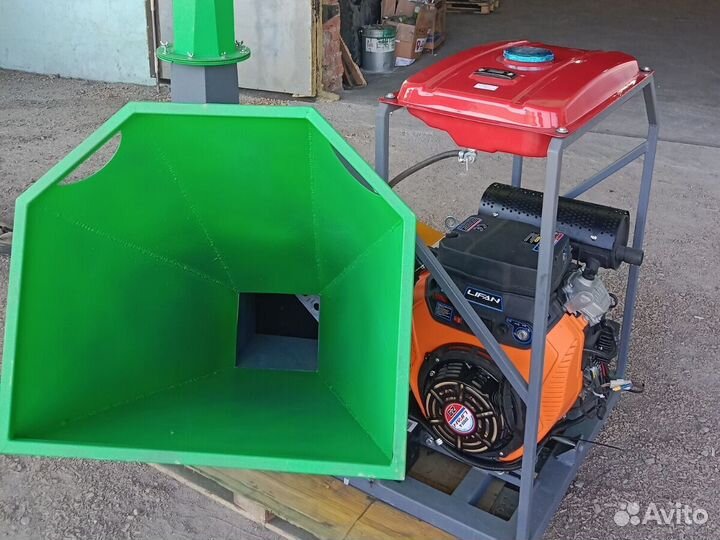 Измельчитель веток бензиновый / Щепорез / Мульчер