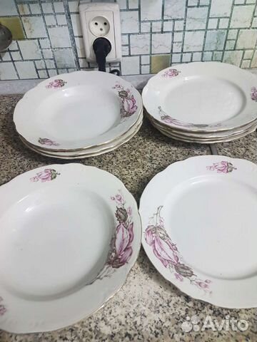Тарелки глубокие,мелкие,вилки, ложки, кастрюля