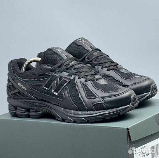Черные New Balance 1906