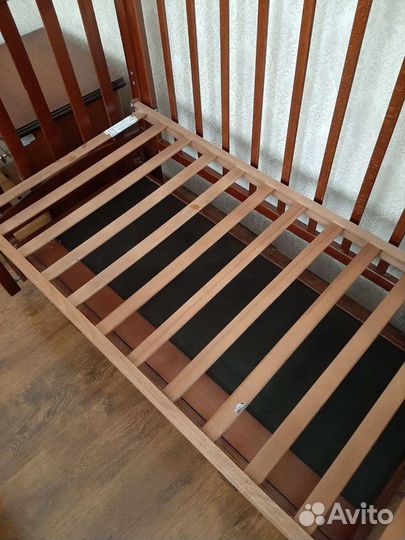 Детская кроватка с маятником и ящиком