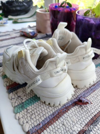 Кроссовки женские