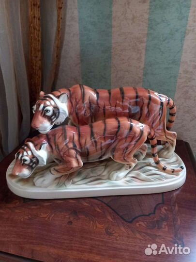 Фарфоровая статуэтка 2 тигра