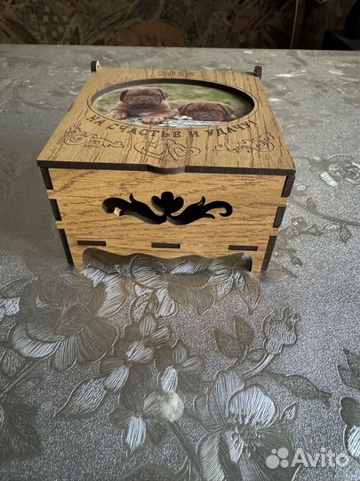 Деревянная шкатулка