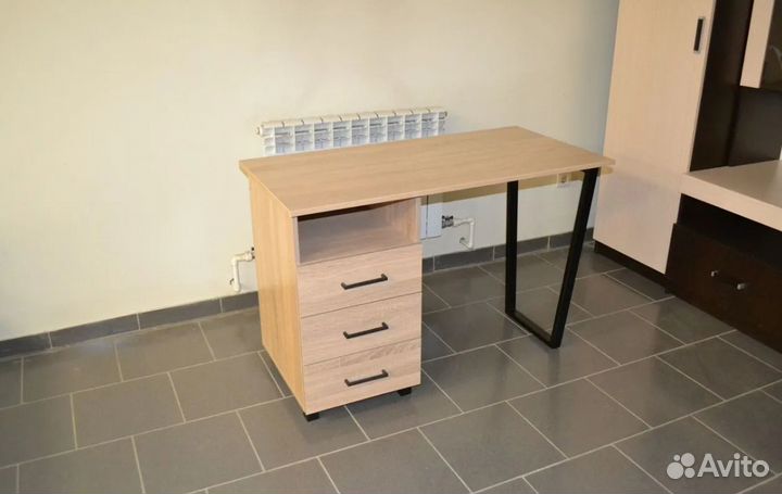 Маникюрный стол в стиле лофт