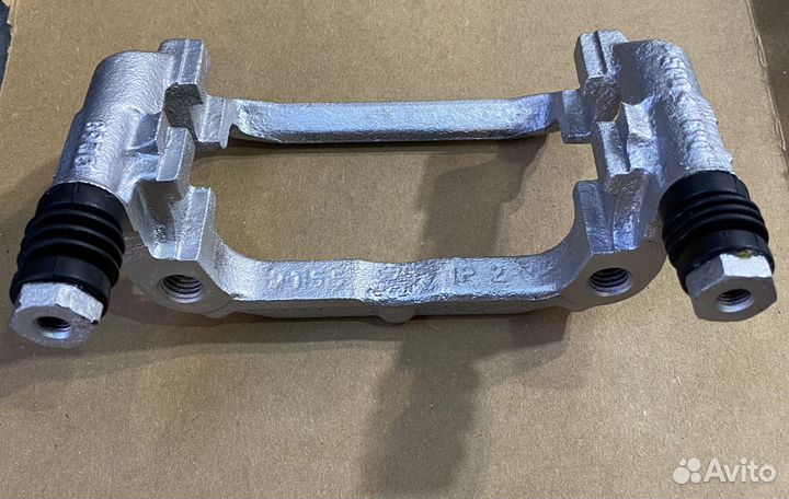 Скоба заднего тормозного суппорта Chevrolet Cruze