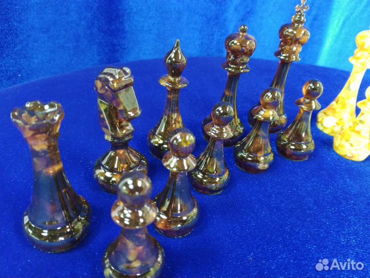 Шахматные фигуры янтарные