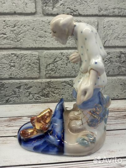 Фарфоровая статуэтка старик и золотая рыбка.гжель