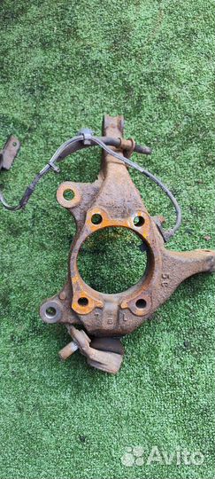 Левый поворотный кулак toyota auris