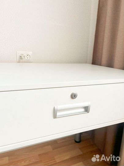 Компьютерный стол белый