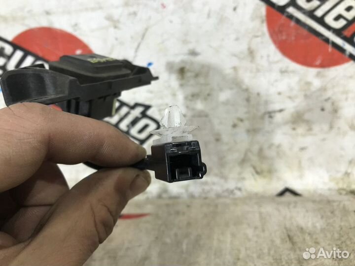 Кнопка открывания багажника lexus GS450H GWL10 201