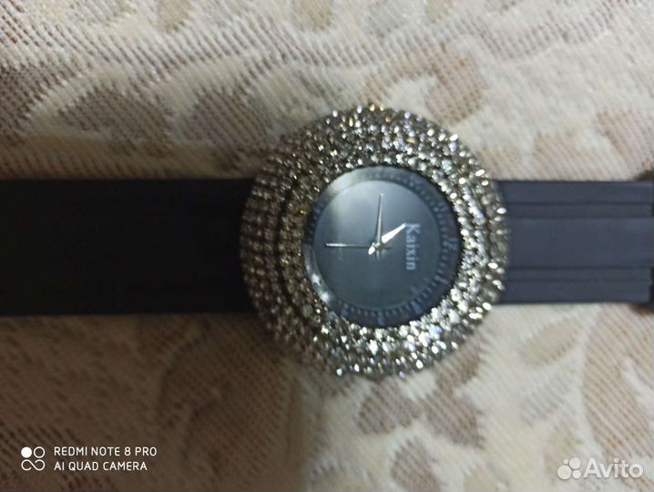 Часы с камнями