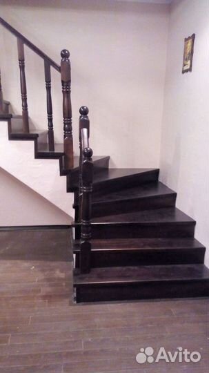 Лестница из дерева в дом на второй этаж из березы