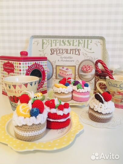 Вязаное пирожное, брелок, игрушка