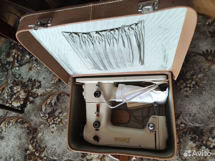 Электрическая швейная машинка LADA