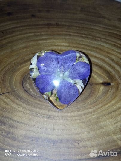 Брошь из эпоксидной смолы с сухоцветами