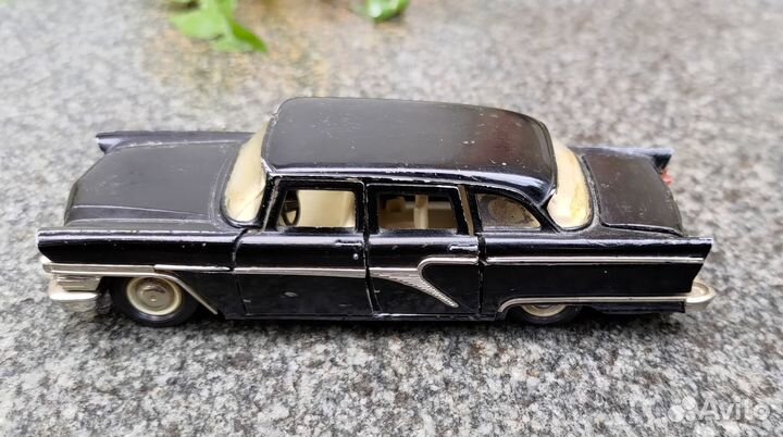 Модель автомобиль Чайка газ 13