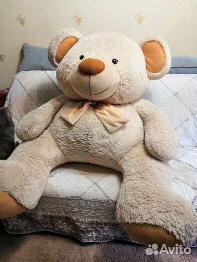 Большой плюшевый медведь