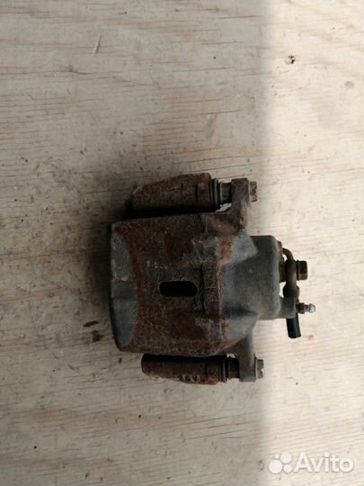 Суппорт передний левый Toyota Probox NCP51 1NZ