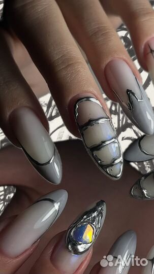 Модель на маникюр