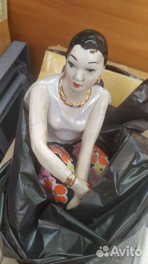Фарфоровая статуэтка цыганка