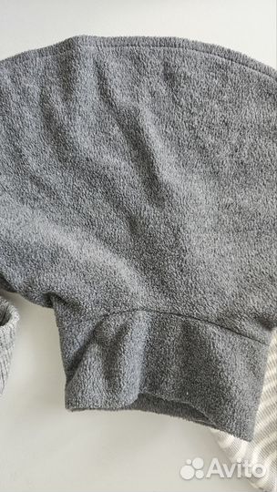 Шапки и манишка детские