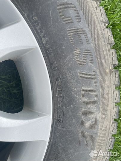 Bridgestone Blizzak Ice 215/70 R16