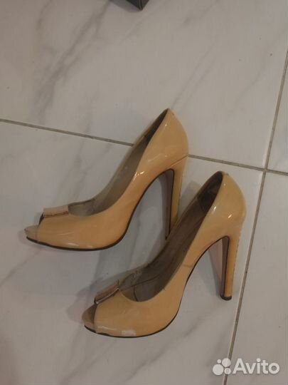 Скидкатуфли бежевые на каблучке с открытым носиком