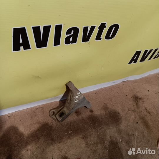 Кронштейн опоры кпп Volkswagen Passat B3