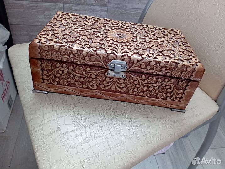 Шкатулка резная ручной работы