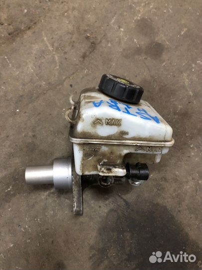 Главный тормозной цилиндр с бачком
