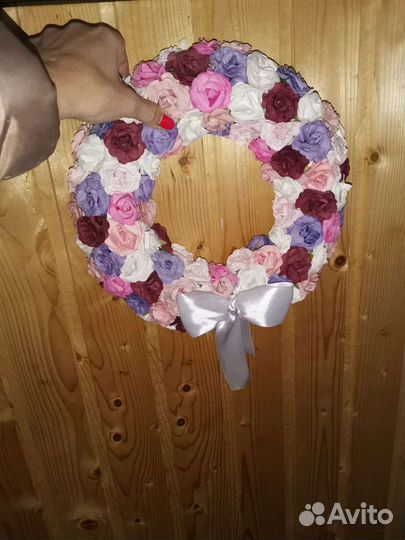 Декоративный венок из искуственных цветов