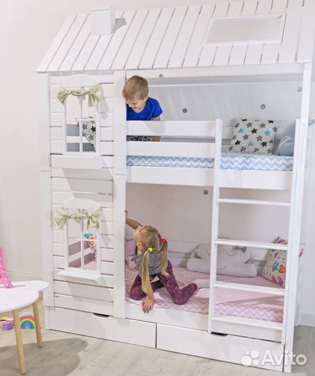 Двухъярусная кровать домик