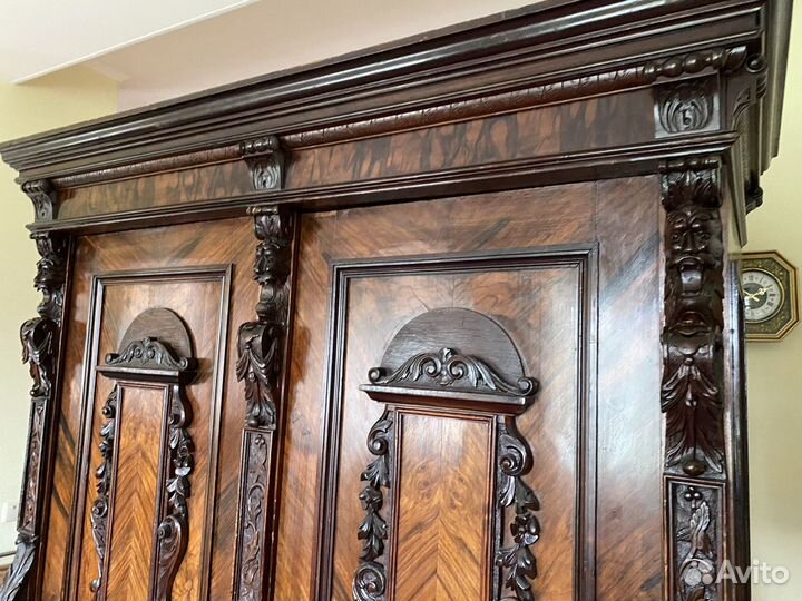 Старинный антикварный шкаф, 18 век