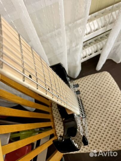 Восьмиструнная фабричная электрогитара