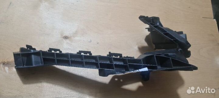 Крепление бампера переднее правое Honda Cr-V RM