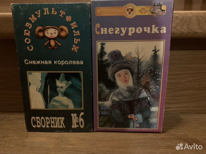 Видеокассеты с мультфильмами и фильмами