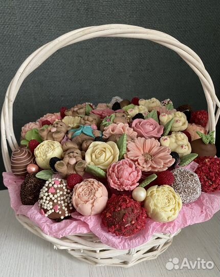 Букеты из шоколадных роз,клубника