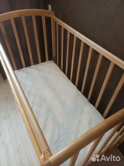 Детская кроватка с продольным маятником