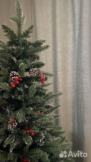 Ёлка искусственная с украшениями