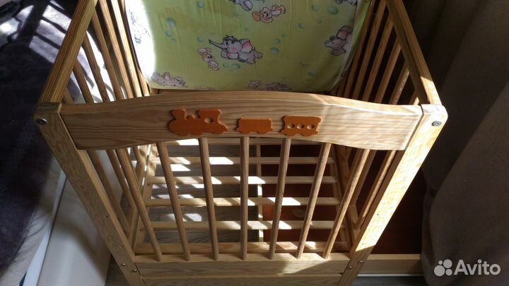 Детская кроватка из дерева