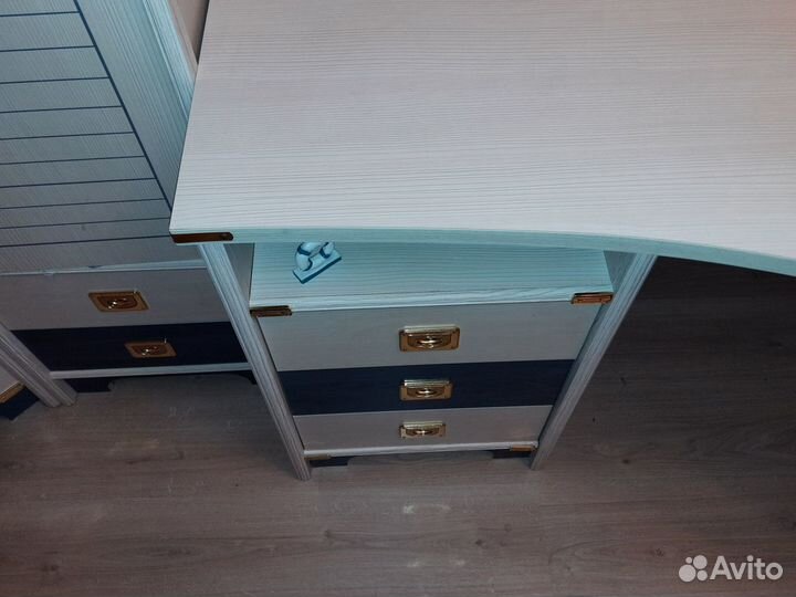 Письменный стол 